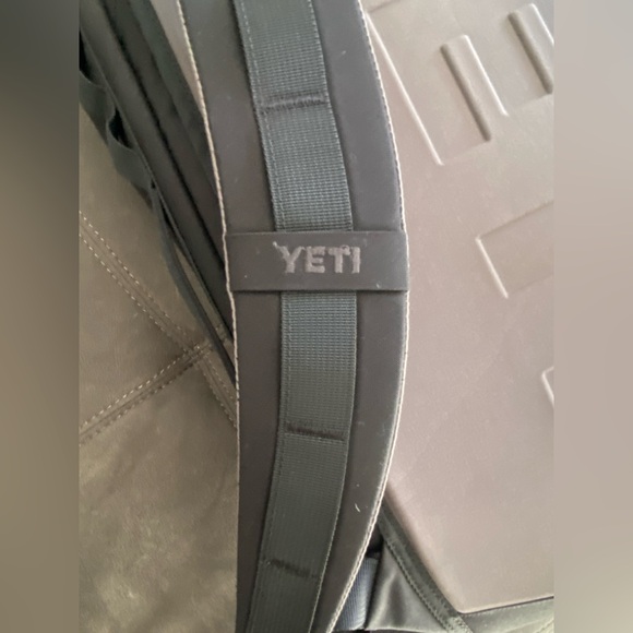 YETI crossroads 22L Backpack NWOT - Picture 8 of 16